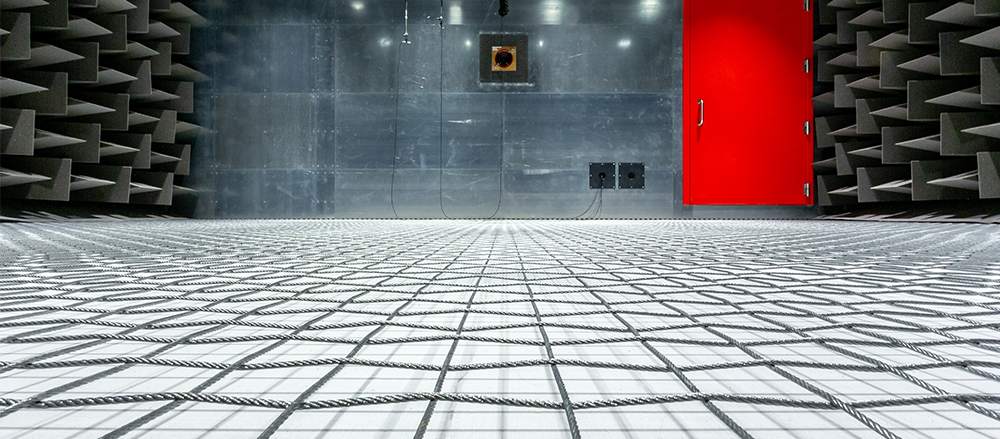 Akustiske kiler under det hevede wire floor i et Anechoic Chamber