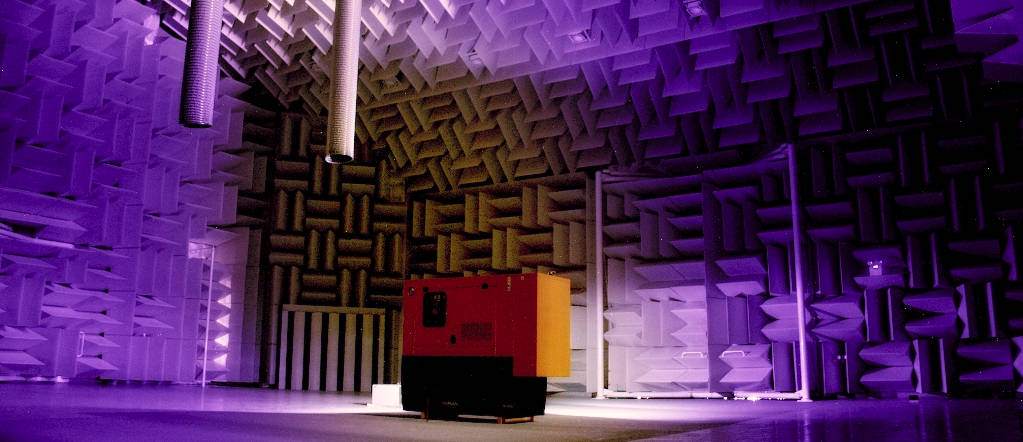 Lilla skjær i lyddødt rom med hardt gulv (Hemi anechoic chamber)