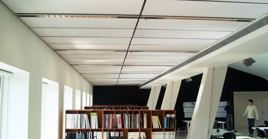 Akustisk Strekkmetalloft installert på arkitektkontor