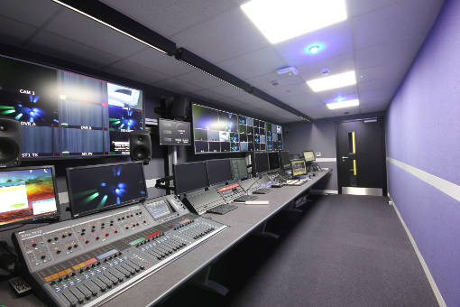 Studio med kontrollpaneler for TV og lydproduksjon