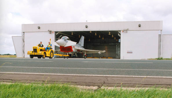 kampfly trekkes ut av et hush house bygget av iac