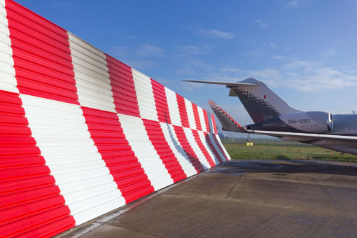 kurvede Jet Wake Barrier endrer retningen på avkastet fra en jetmotor