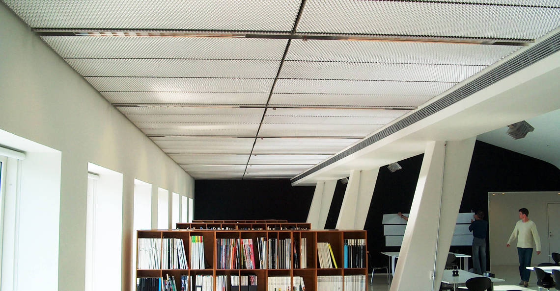 Akustisk Strekkmetalloft installert på arkitektkontor